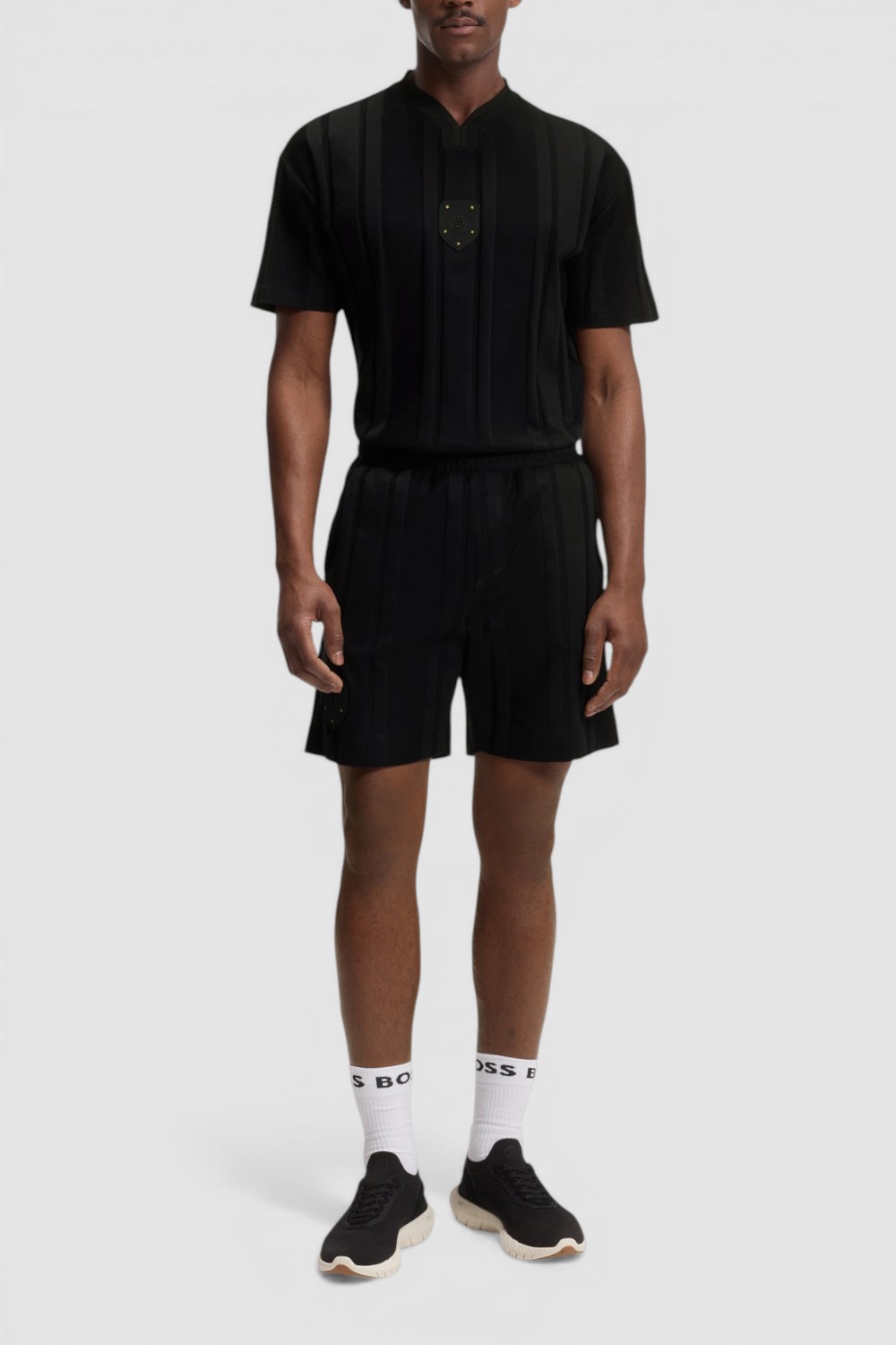 תמונת כל הלוק של חולצת טי בגזרה משוחררת